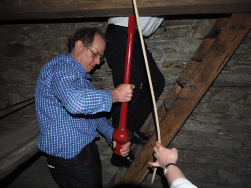 Jeg brings down clapper of tenor bell from belfry