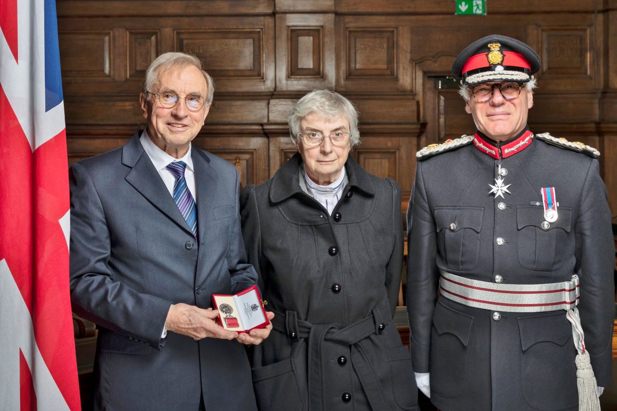 Photo of Geoff Pullin receiving British Empire Medal